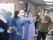فريق التمريض بمستشفى قها يصطف لتهنئة ممرض بعد تعافيه من فيروس كورونا