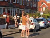 بعد إلغاء الفرح بسبب كورونا..جيران العروسين ينظمون حفل لهما فى الشارع..صور