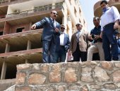 محافظ أسوان يفتح النار على المتعدين خلال حملة إزالة: الناس اللى اشتغلت وقت الحظر فاكرين محدش شايفهم.. ويؤكد: توجيهات الرئيس واضحة ومحدش فوق القانون.. أشرف عطية: عندنا القدرة على إزالة أى تعد ومصر دولة قوية