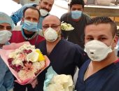 مواطنون يقدمون بوكيهات ورد للجيش الأبيض بمستشفى كفر الزيات العام