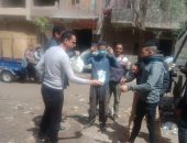 شباب عين شمس يوزعون الكمامات وشنطة مساعدات غذائية على متضررى كورونا