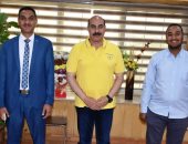 محافظ أسوان: عدم الازدواجية مطلوبة فى توزيع المساعدات لضمان وصولها للمستحقين