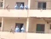 فيديو.. شباب يدعمون الجيش الأبيض بكفر الزيات بأغانى وطنية أمام المستشفى