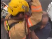 رجل إطفاء ينقذون سائق شاحنة قبل سقوطه فى نهر بولاية فيرجينيا.. فيديو
