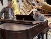 قس أمريكي يعزف على بيانو وسط حطام كنيسة دُمرت في عاصفة جوية.. فيديو