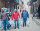 شباب الإسكندرية يواصلون توزيع مساعدات لأهالى عزبة المطار.. صور