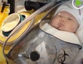 شاهد.. صيني يصمم كبسولة محمولة لابنه الرضيع لحمايته من فيروس كورونا