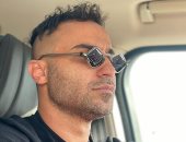 أحمد فهمى بـ"نظارة" عجيبة.. وهنا الزاهد تعلق: "نظارتى يا حرامى"