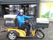 بعد توقف الحفلات بسبب كورونا.. عازف كمان فى فنلندا يتطوع لتوصيل الطعام للمسنين