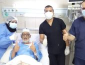 من المعاناة يولد الأمل..الحاج عبد الفتاح 89سنة أكبر متعافى يغادر مستشفى إسنا