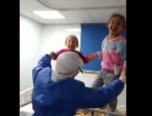 بتهون عليهم التعب..ممرضة تغنى وترقص مع الأطفال في الحجر الصحى بمستشفى قها.. فيديو