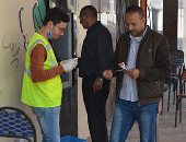 شباب متطوعون يساعدون الأهالى أمام ماكينات الصرف بالعريش.. صور