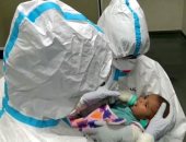 ملائكة الرحمة.. ممرضات بالهند يرضعن طفلا بعد إصابة أمه وعائلته بكورونا (فيديو)