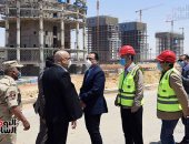 رئيس الوزراء يتفقد مشروعات العاصمة الإدارية الجديدة ويعبر ممر التعقيم