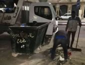 صور.. عمال النظافة بمطروح يواصلون أعمالهم ليلا برفع القمامة