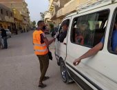 صور.. مبادرة من شباب الأقصر لتوزيع كمامات على الأهالي وقائدي السيارات بمدينة الطود