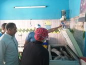 رئيس مدينة سفاجا تقود حملة للتفتيش على أسواق عرض وبيع الأسماك.. صور