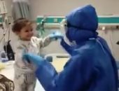 فيديو وصور.. حقا ملائكة رحمة ..ممرضة تداعب الأطفال بالحجر الصحى بمستشفى قها 