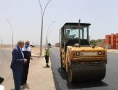 صور.. استكمال أعمال الرصف بمنطقة حى النور فى شرم الشيخ
