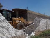 إزالة تعديات على أراض زراعية وأملاك دولة بمساحة 3850 مترا فى سوهاج