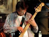 بسبب فيروس كورونا..وفاة عازف الجيتار الشهير ماثيو سيليجمان عن عمر 64 عاما