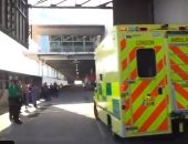مشهد مؤثر.. موظفو مستشفى بلندن يحيون مريض تعافى من كورونا.. فيديو