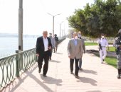 محافظ المنيا يتفقد كورنيش النيل ويشيد بالالتزام بالتعليمات.. صور