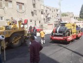 رئيس مركز قوص يتابع أعمال الرصف بشوارع المدينة.. صور