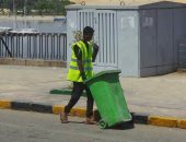 صور.. عمال النظافة فى أسوان يواصلون عملهم بطريق كورنيش رغم إجازة شم النسيم