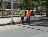 صور.. عمال النظافة يرفعون شعار "مفيش إجازة" ويواصلون عملهم بطريق كورنيش أسوان