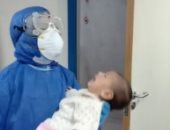 ممرضة تداعب أصغر طفلة مصابة بكورونا بمستشفى قها للحجر ..فيديو
