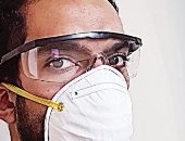 "باهر " ممرض يمارس مهامه لمواجهة كورونا بمستشفى الحمام المركزى بالإسكندرية  