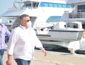 محافظ البحر الأحمر يجرى جولات تفقدية على الأكمنة الأمنية والشواطئ.. صور