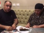 شاهد.. محمد عمارة يحتفل بشم النسيم بأكلة فسيخ مع "ست الحبايب"