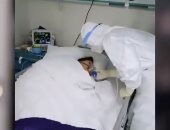 متطوع فى جناح العزل.. طالب صينى يتطوع بمستشفى للحجر لمكافحة كورونا.. فيديو