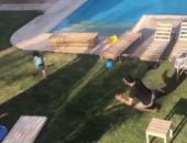 فيديو.. مباراة ساخنة بين محمد ناجى جدو ونجله على أنغام مافيا 