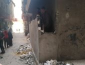 صور.. مخالفات البناء بالإسكندرية.. الحى يزيل "بلكونة" على الرصيف