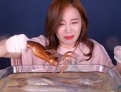 صانعة فيديوهات كورية تأكل مأكولات بحرية حية لايف..ويوتيوب:لا تنتهك المحظورات