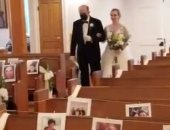 عروسان يعلقان صور "المعازيم" على مقاعد الكنيسة بعد إلغاء زفافهما.. اعرف القصة