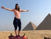 نور الشربيني تستعيد ذكريات ما قبل كورونا بصورة في الأهرامات