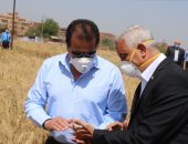 وزير التعليم العالي ورئيس جامعة المنوفية يتفقدان مزرعة طوخ طنبشا.. صور