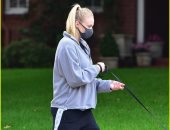 صوفي تيرنر تخفي حملها وتتجول بالكمامة بصحبة زوجها والكلاب