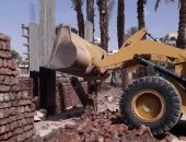 مدينة القرنة تزيل 6 حالات بناء مخالف بمساحة 7 قيراط و120 متر.. صور