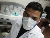 ضمن الجيش الأبيض.. طاهر أخصائى تحاليل فى مواجهة كورونا