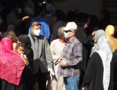 تكدس أصحاب المعاشات بأسوان ورئيس مدينة إدفو يستدعى قوة أمنية للتنظيم