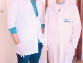 الجيش الأبيض.. الطبيبان حسام ومصطفى يشاركان بصورهما خلال أداء عملهما بمستشفى الزقازيق