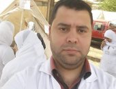 الجيش الأبيض.. حاتم طبيب الاستقبال على خط مواجهة كورونا بمستشفى دكرنس العام