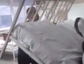 "صحته حلوة".. مقاتل صربى مصاب بكورونا يرفع أثقال بأسّرة المرضى بالحجر الصحى