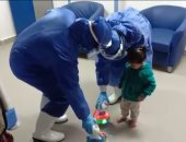 فيديو وصور.. ممرضات مستشفى قها يوزعون هدايا على الأطفال المصابين بكورونا