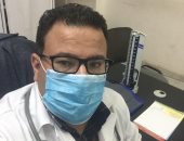 الجيش الأبيض.. أيمن طبيب بمستشفى جامعة قناة السويس على خط مواجهة كورونا